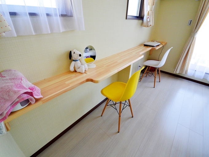 使い勝手を考えくぼみを付けた洋室カウンター