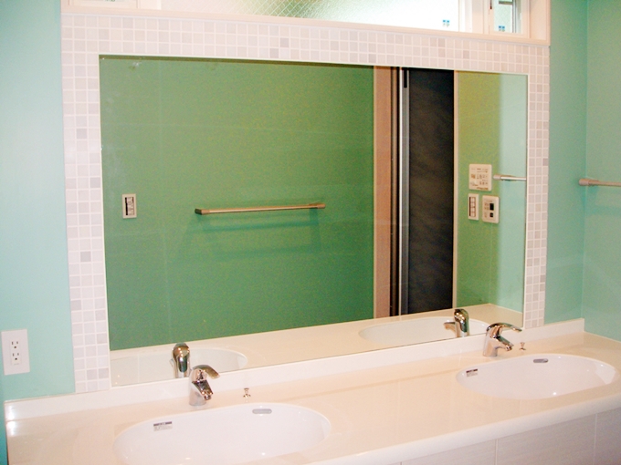 アクセントにタイルを貼った洗面