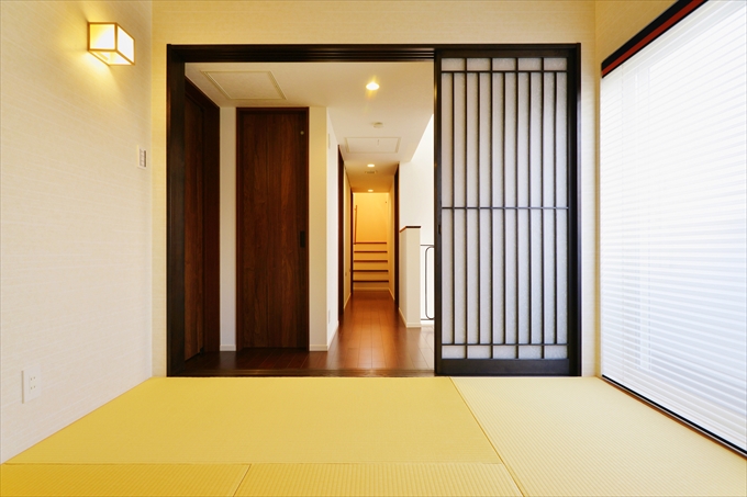 深い茶色の建具が和室の空間を引き立てています。