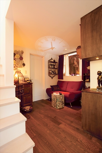 玄関奥に設けた落ち着きのあるホール