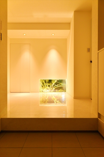 リゾート感のある玄関からは、外の植栽が見えます