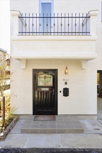 100年以上も昔の英国製ドアを玄関に