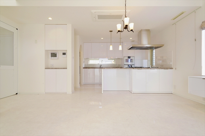 ホテルのような印象の大理石調フローリングのLDK