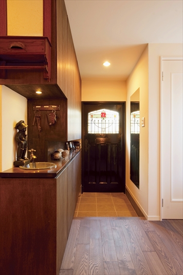 アンティークドアが印象的な玄関とインテリア