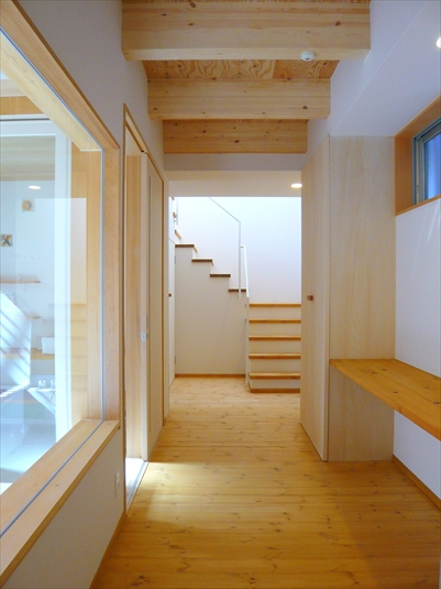 家事コーナーから階段を見る