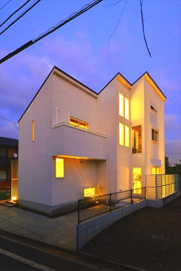 昼間と印象の違う印象の外観