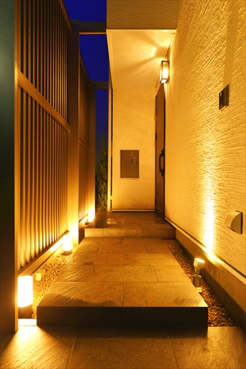 玄関へ続くポーチは、どことなく和の雰囲気が感じられます