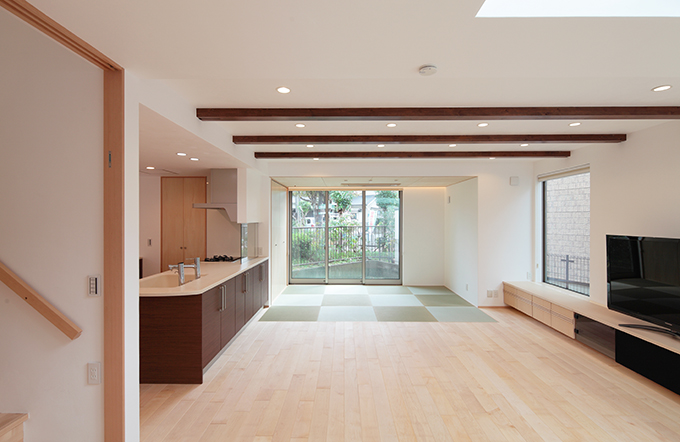 平面にのびる奥行きのあるリビング