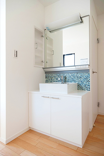 清涼感のあるモザイクタイルが印象的な洗面