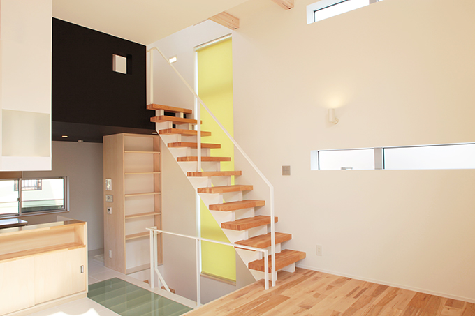 カラフルな色使いの遊び心のあるリビング