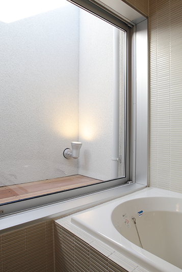 大きな窓のある開放的な浴室
