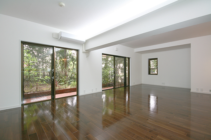 庭の緑をのぞむ開放的なリビング