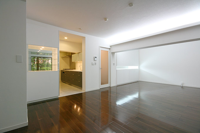 複数方向に光が反射するリビング