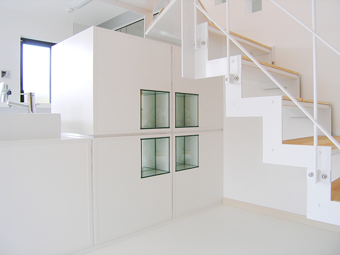 階段に重なり合うキッチンスペース