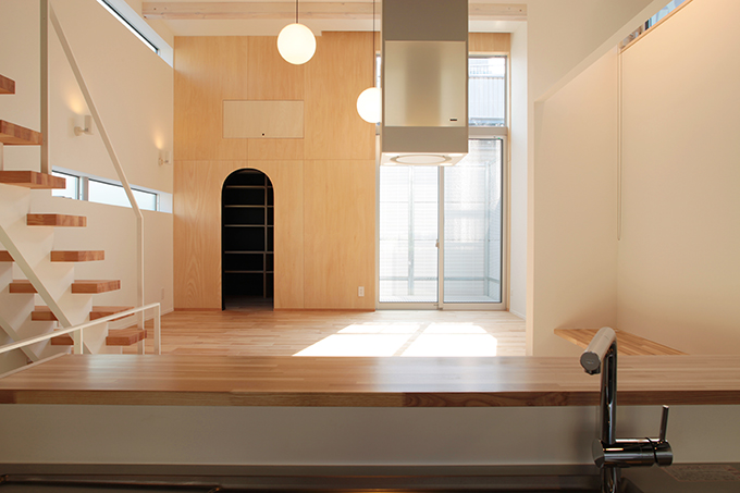 様々な形が並ぶキッチンからの眺め