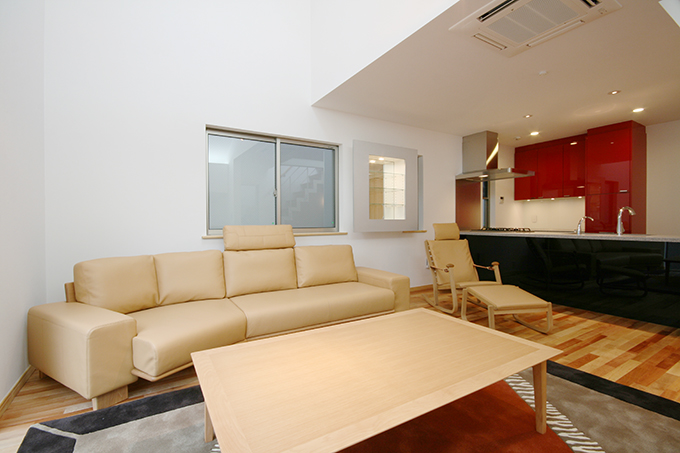 色使いがシックな落ち着いたリビング