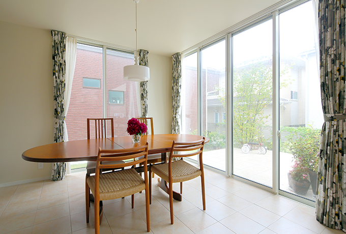 中庭を望むシンプルデザインの室内