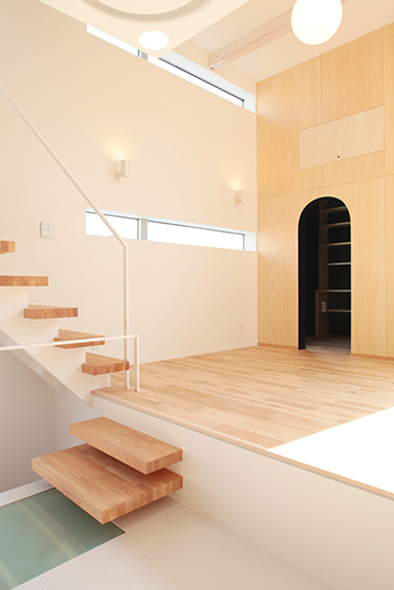 吹き抜けにハイサイドライトが並ぶリビング