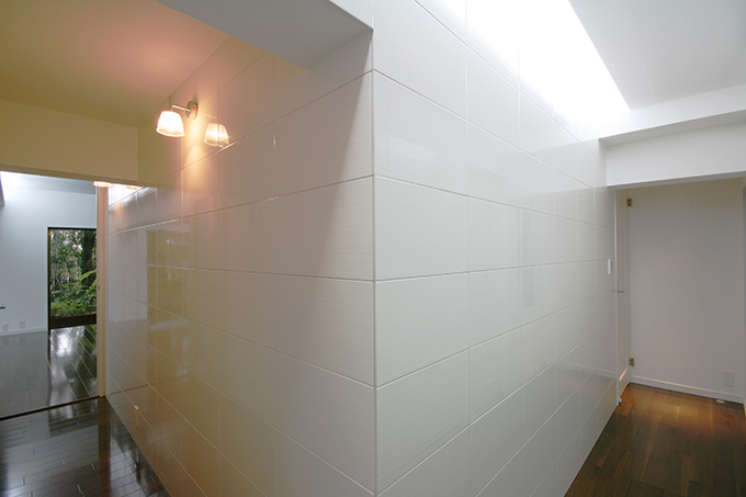 天井に向けた間接的な優しい照明