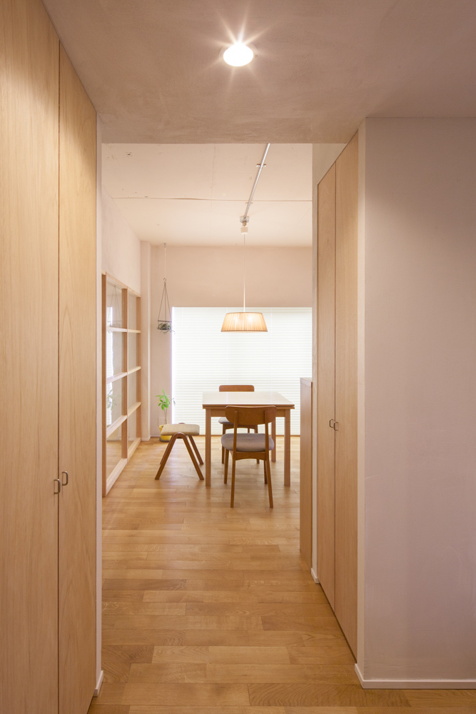 玄関からリビングを見る