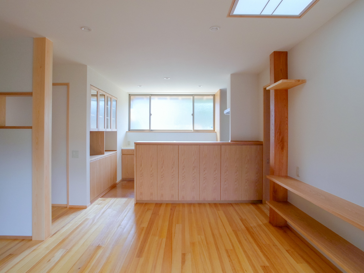 ダイニングからキッチンを見る