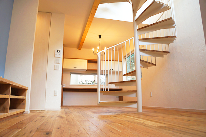 リビング脇の螺旋階段