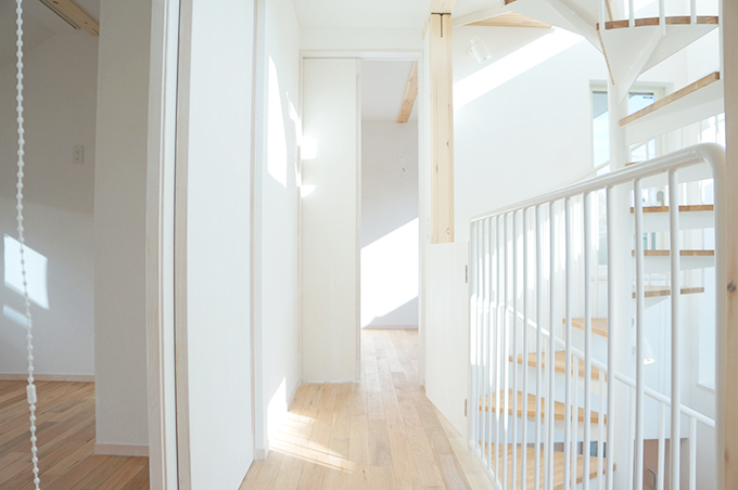 明るい日差しが降り注ぐ２階