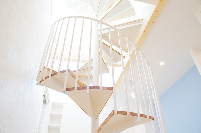 らせん階段下から吹き抜けを見上げる