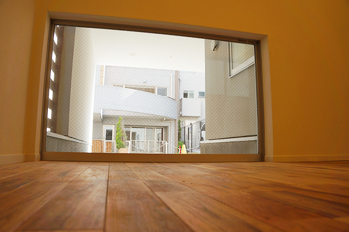 洋室窓から外を眺める