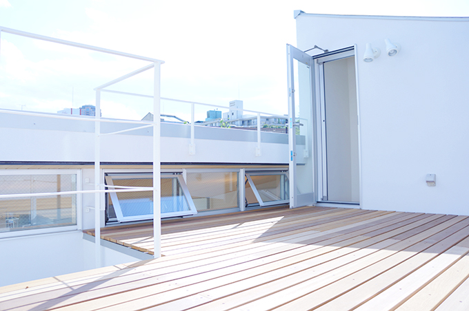 ウッドテラスの光を窓から取り込んで