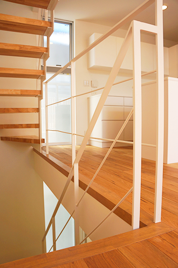 オープン階段から続く２階