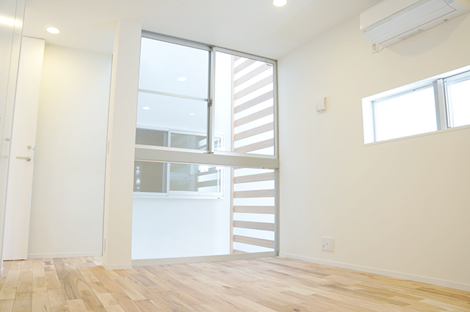 窓を設けて明るさを確保した洋室