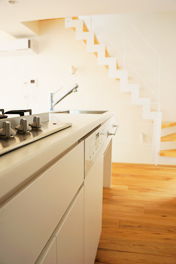 白でまとめたシステムキッチン