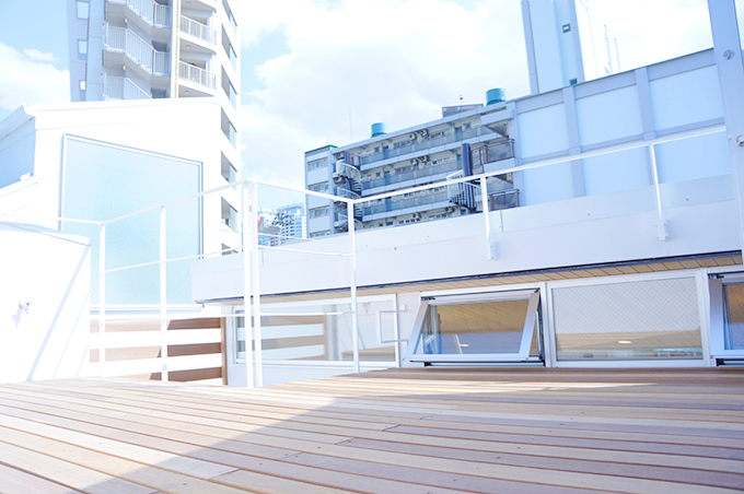 広々明るいウッドデッキ