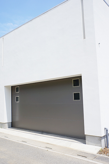 前面道路から外観を眺める