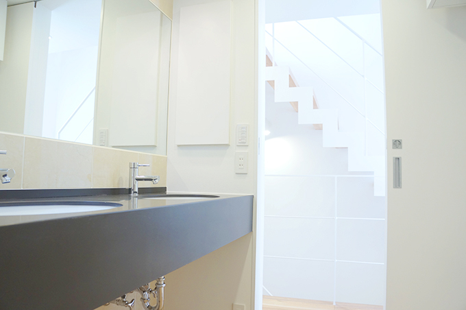 モノトーンのシンプルモダンな洗面スペース