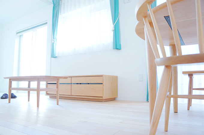 明るい日差しが降り注ぐリビング