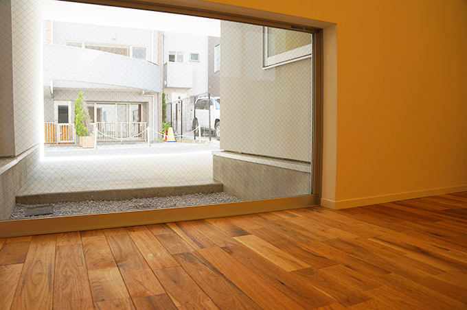 壁面の底面に設けた窓