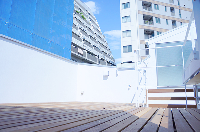 開放感のあるウッドテラス