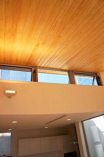 ハイサイドの窓から注ぐ光