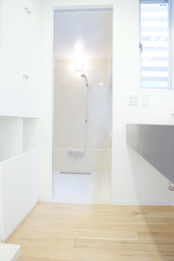 白系でまとめられたバスルーム