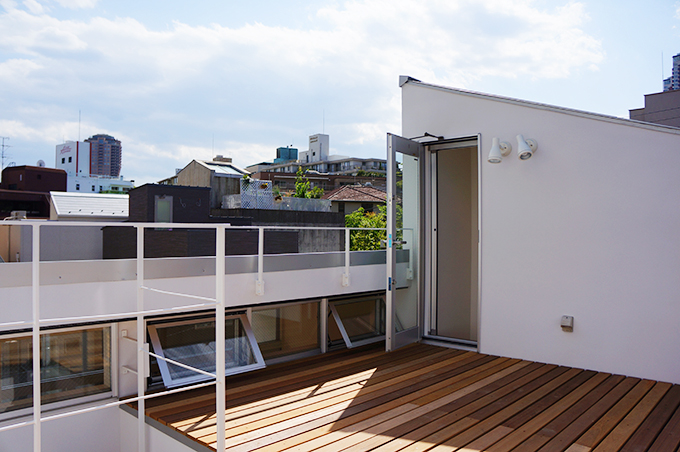 ウッドテラスから周りの風景を眺める