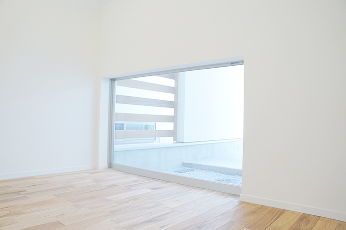 壁面の窓からとられた採光