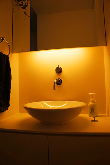 間接照明が美しい洗面スペース