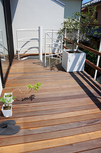 明るいウッドテラス