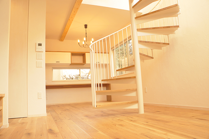 らせん階段横の収納棚