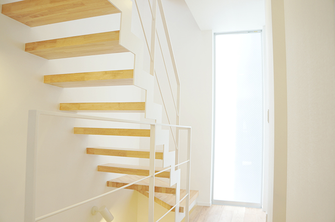 壁一面のガラス窓から注ぐ光