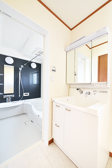 白を基調にスッキリとまとめた水廻り