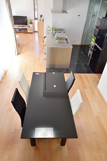 キッチンを中心に縦長に広がるLDK