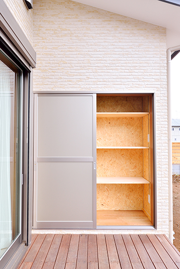 ウッドデッキ横の大容量収納